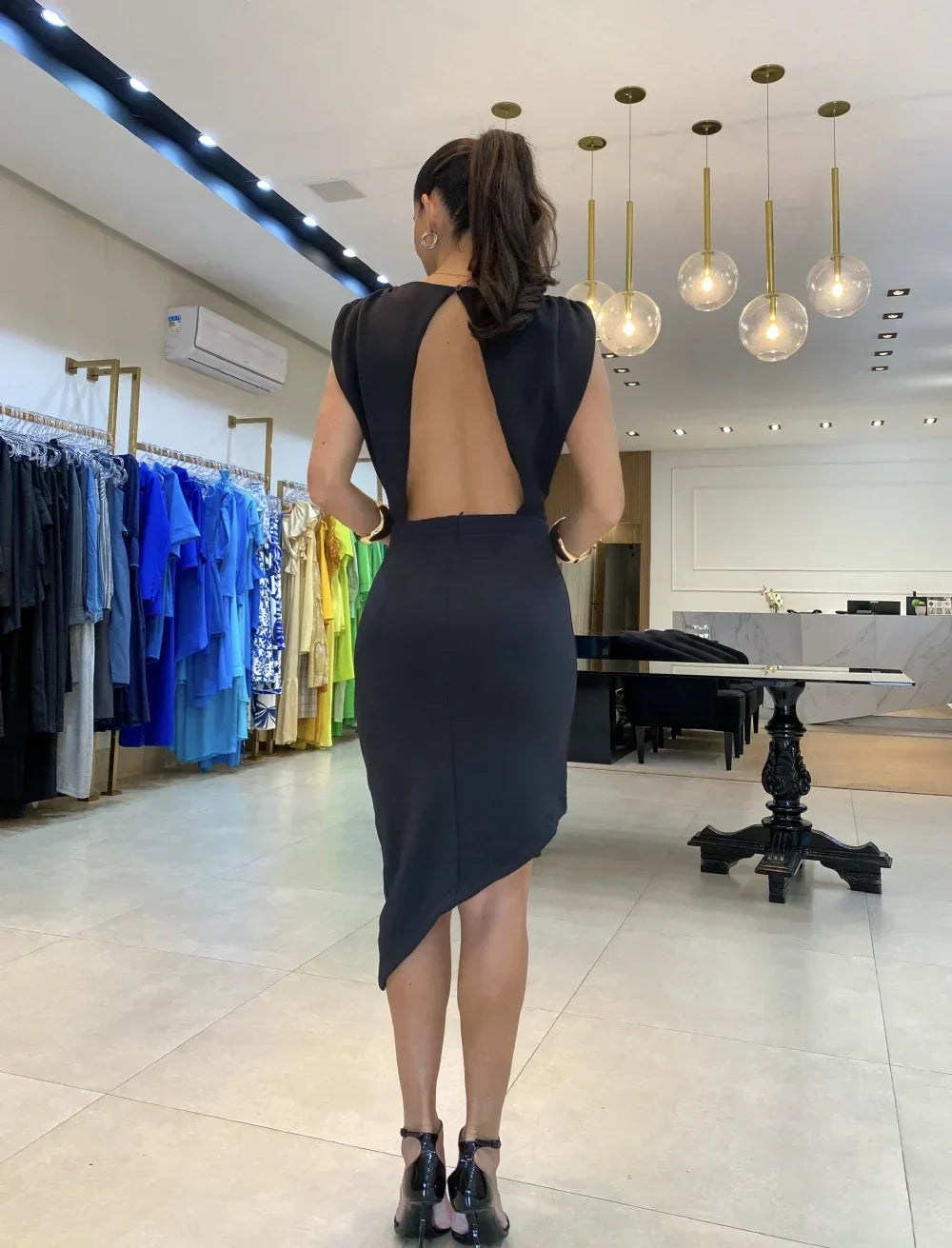 Asymmetrisches Weißes Kleid – Schlanke Raffinesse für Elegante Abende