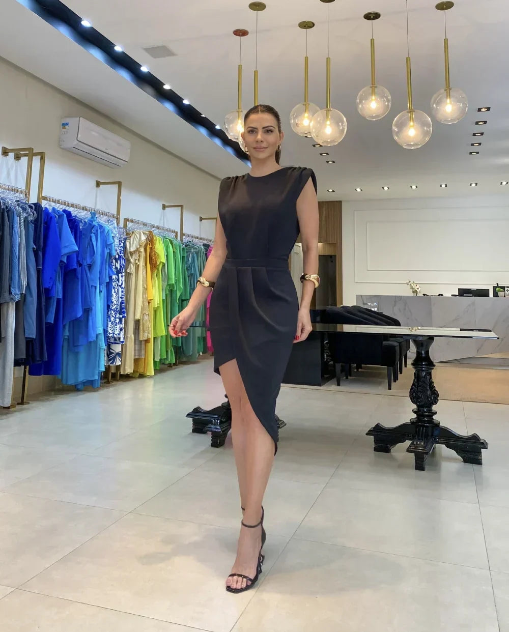 Asymmetrisches Weißes Kleid – Schlanke Raffinesse für Elegante Abende