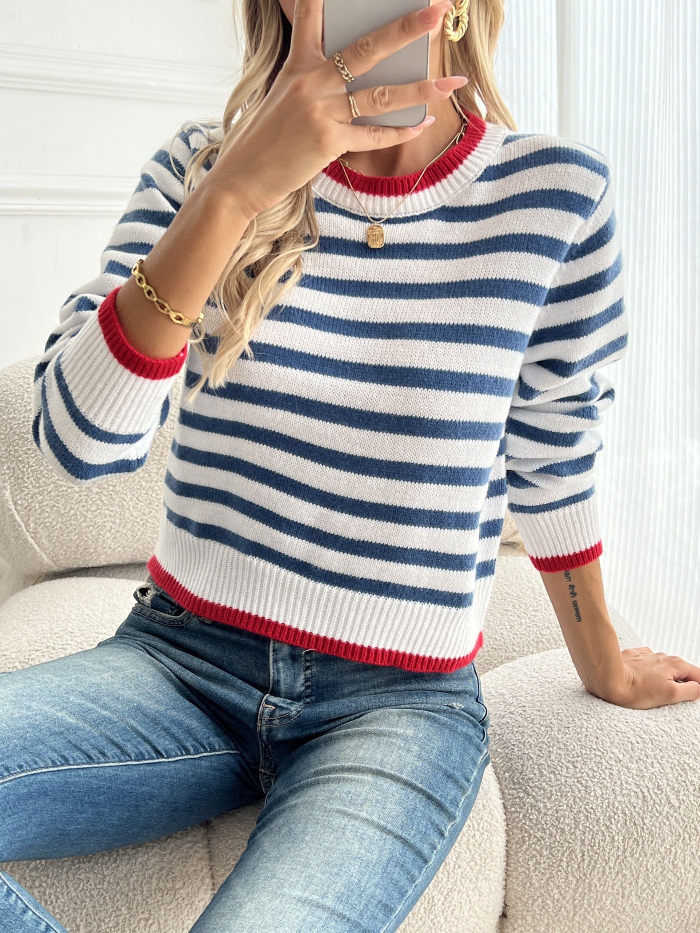 Gestreifter Marinepullover mit rotem Besatz – Lässiger Chic
