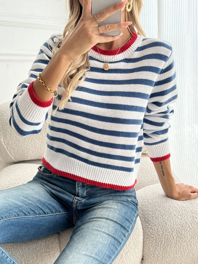 Gestreifter Marinepullover mit rotem Besatz – Lässiger Chic