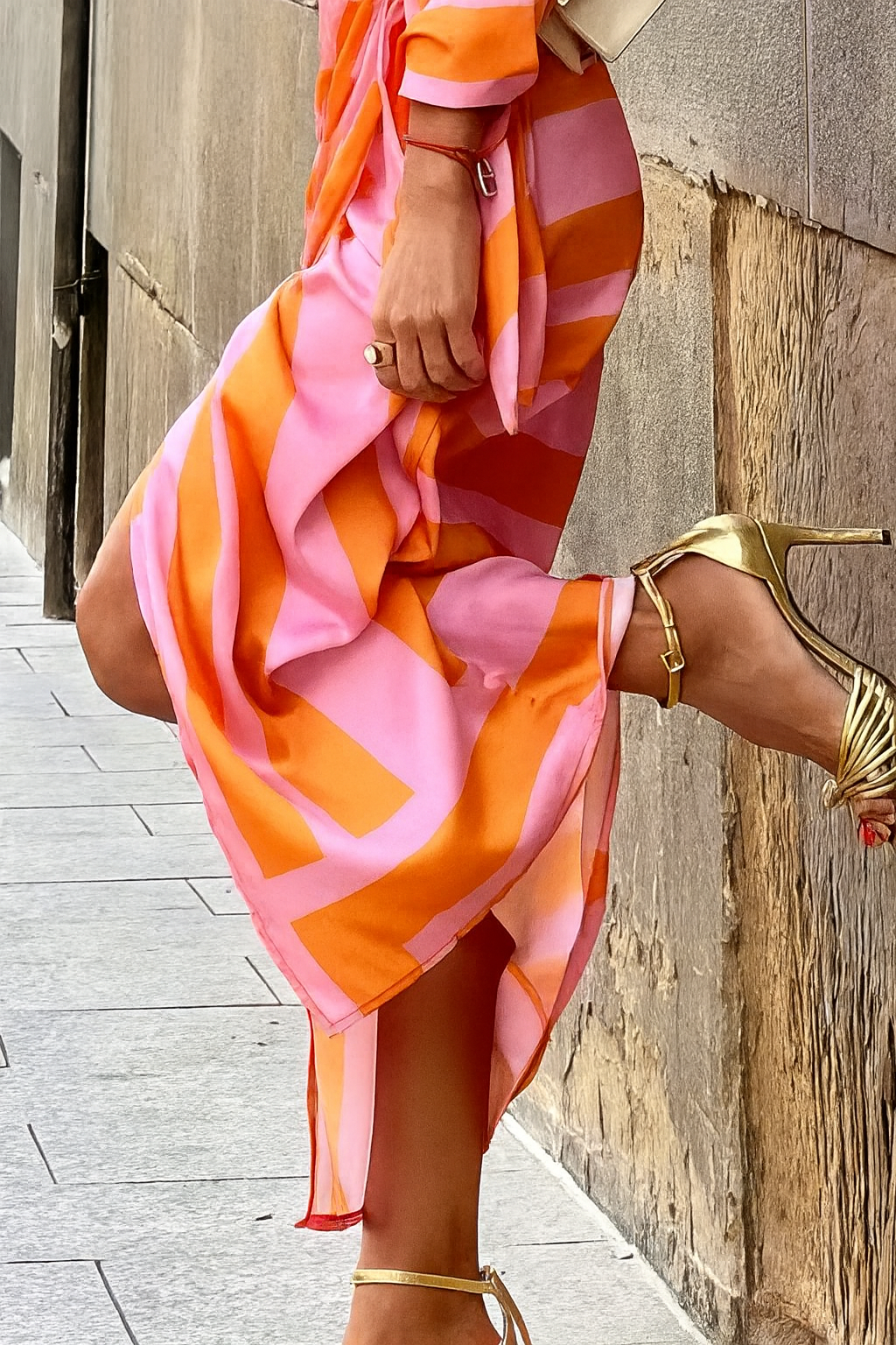 Gestreiftes Wickel-Maxikleid – Auffälliger Stil mit mühelosem Glamour