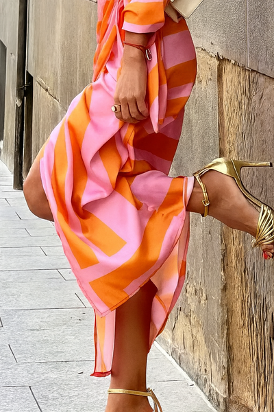 Gestreiftes Wickel-Maxikleid – Auffälliger Stil mit mühelosem Glamour