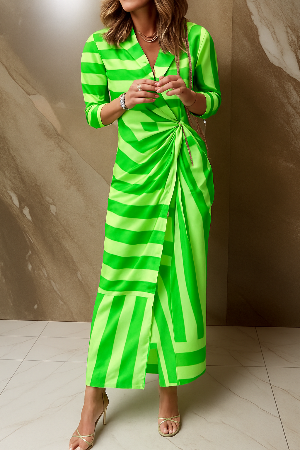 Gestreiftes Wickel-Maxikleid – Auffälliger Stil mit mühelosem Glamour