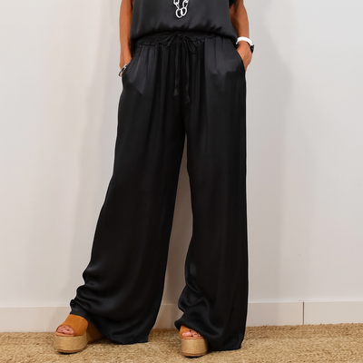 Eleganter Satin-Overall – Raffinierter Stil mit Müheloser Anmut