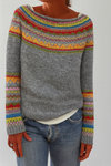 Farbenfroher Strickpullover – Angenehme Wärme mit künstlerischem Touch