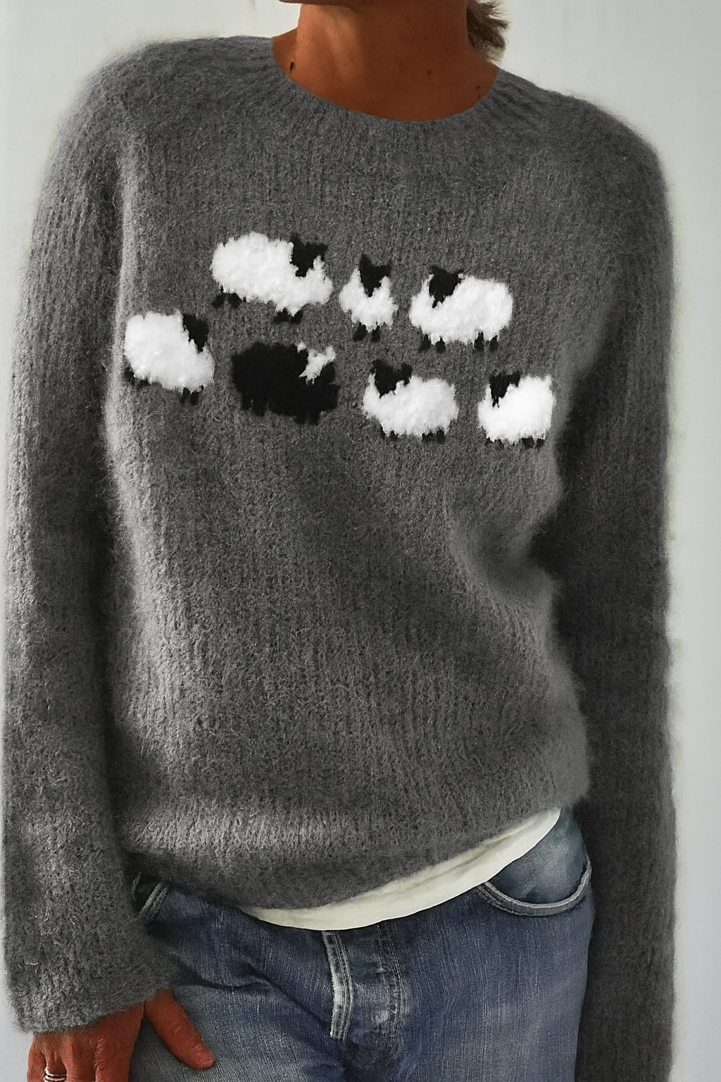 Gestrickter Pullover mit verspieltem Muster – Weckt Freude und Neugier auf den ersten Blick