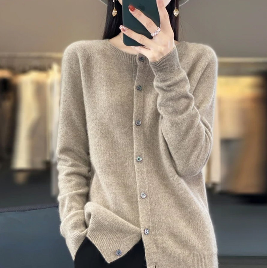 Klassischer Knopf-Cardigan – Zeitlose Eleganz mit alltäglicher Leichtigkeit