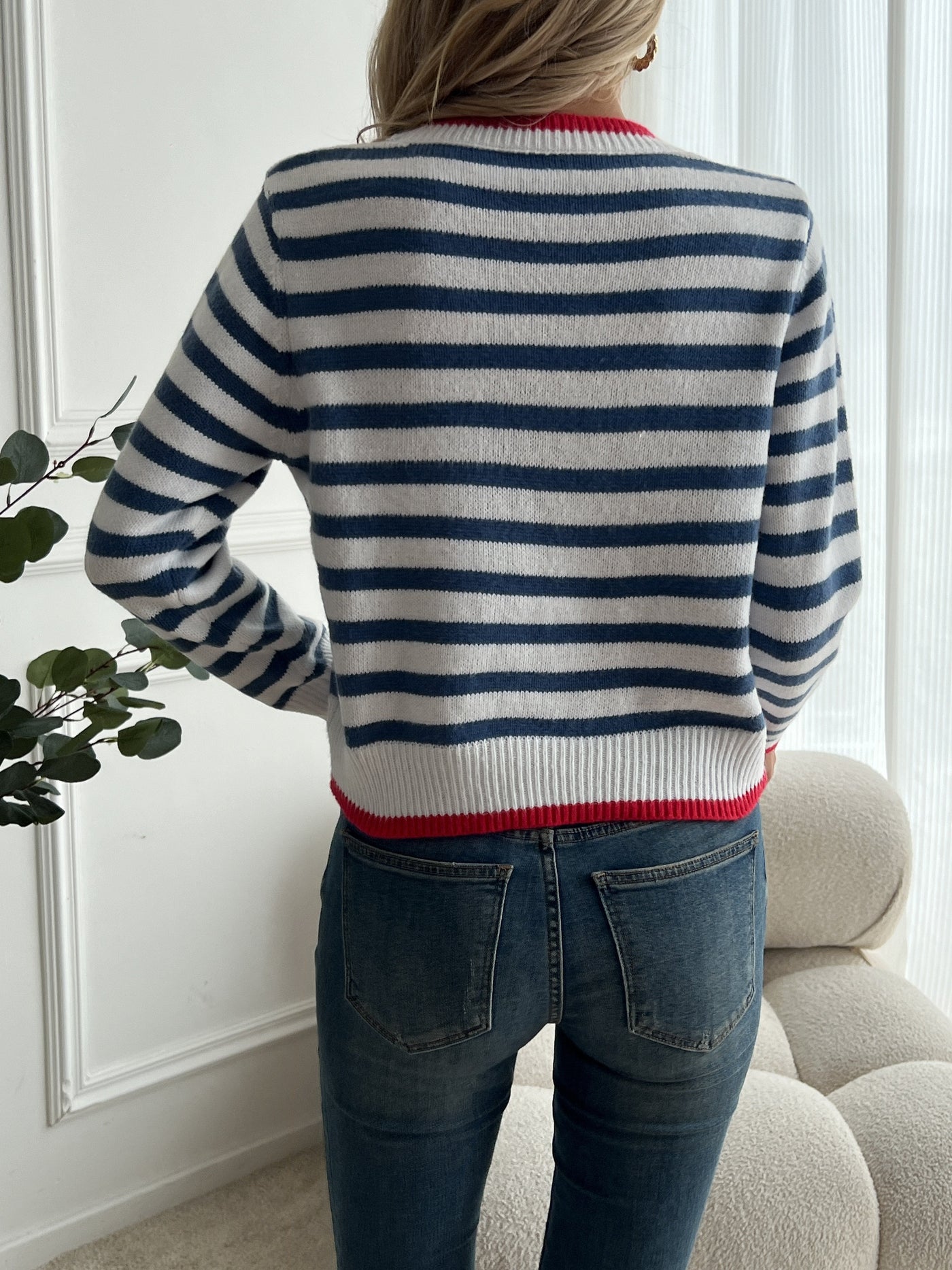 Gestreifter Marinepullover mit rotem Besatz – Lässiger Chic