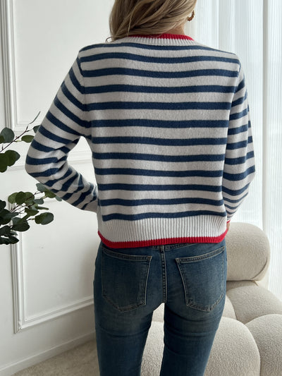 Gestreifter Marinepullover mit rotem Besatz – Lässiger Chic